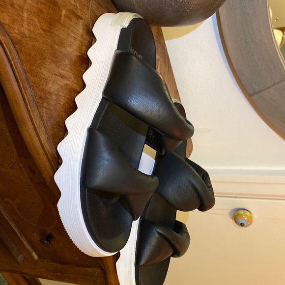 Sorel sandals - Picture 2 of 4